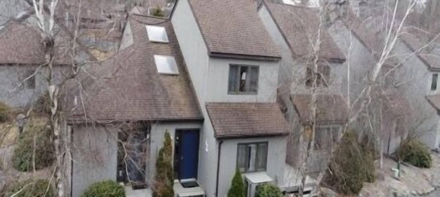Large Catskill townhome steps from skiing w/pool in Windham
