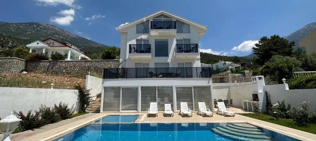 Large four bedroom Villa in Beautiful quiet location, private pool and barbecue in Oludeniz