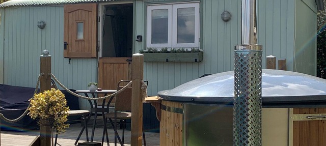 Large New Forest Shepherds Hut and Scandinavian Hot Tub with hydro massager in Sway