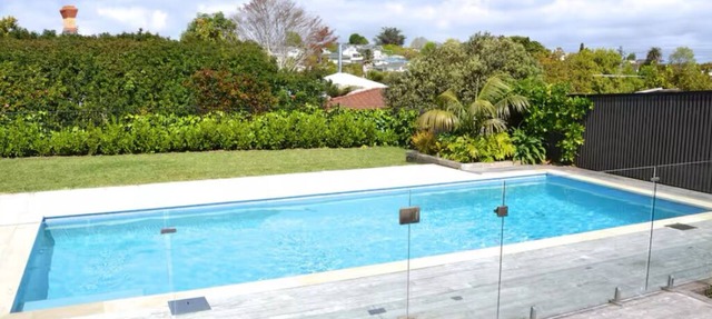 Large private secure home, spa, off st parking, aircon, 5 kms to city, in Auckland