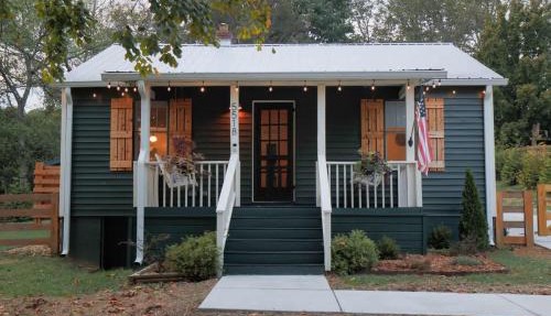 Leipers Fork Village Bungalow with Hot Tub & Firepit in Franklin