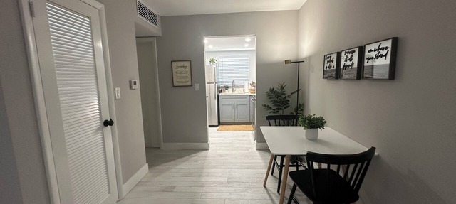 Like New - Studio Apartment with Separate Kitchen, Wifi & DirectTV in Deerfield Beach
