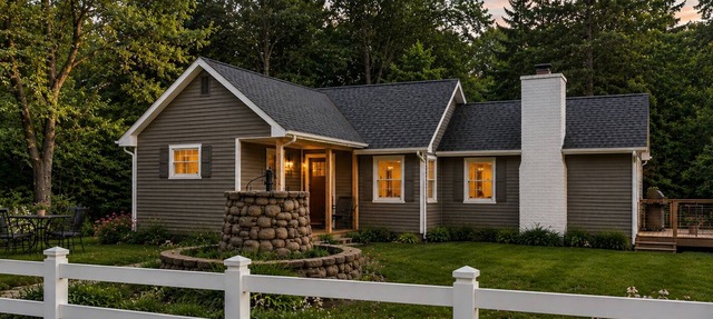 Linny's - Private Dock - Lake Access - Firepit in West Suffield