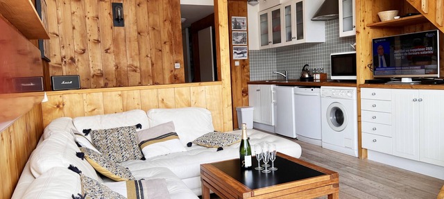 Located in the middle of the ski resort and shops. At the foot of the ski tracks in Les Belleville
