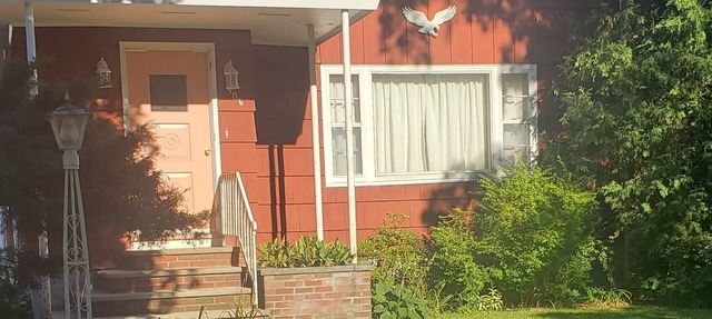 Lovely 2 Bedroom Upper Apartment. Centrally located. Only min to RT 690 and 81. in East Syracuse