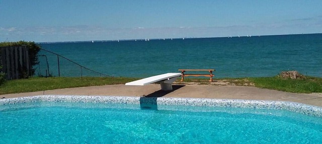 Lovely Lake House, California Chic, HEATED POOL, lakefront, EV charging. in Hamilton