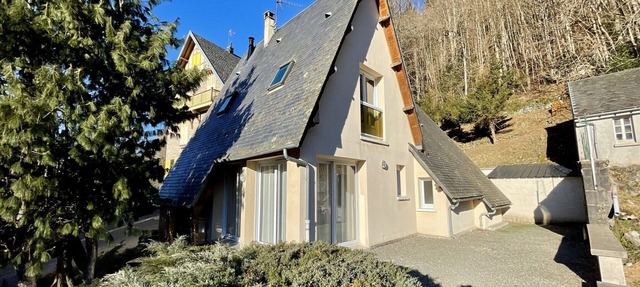 Luminous escape by the peak path in Mont-Dore