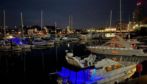 LUXURY 40 FOOT YACHT ON 5 STAR OCEAN VILLAGE MARINA SOUTHAMPTON - minutes away from city centre and cruise terminals - Free parking included in Southampton