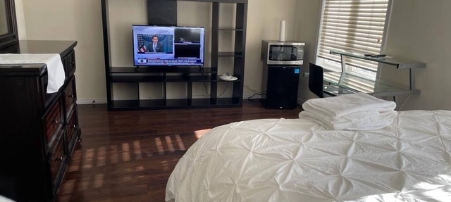 Luxury Chic 1BED Detached house in Central Brantford in Brantford