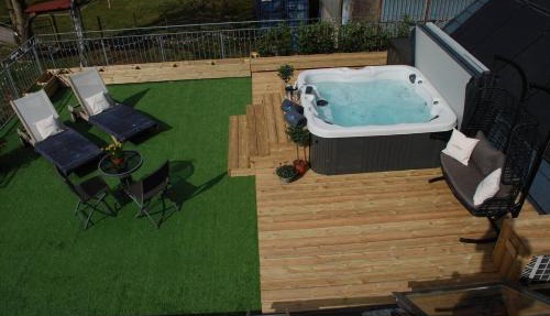 Luxury Duplex Sleeps 2- Hot Tub Balcony Parking in Glenfarg