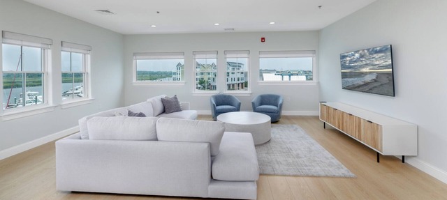 Luxury Flat with sweeping marina views! Access to two pools and paddle club! in Cape May