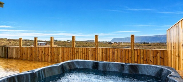 Luxury Log Home with a Hot Tub. in Selfoss