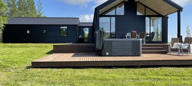 Luxury riverfront villa, w/hot tub and close to the Golden Circle in hveragerdi