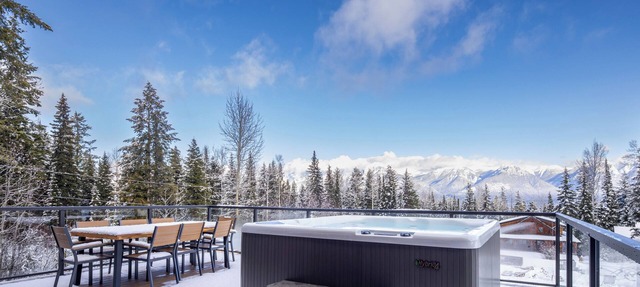 Luxury Townhome with hot tub - perfect for big families and group get-togethers in Golden