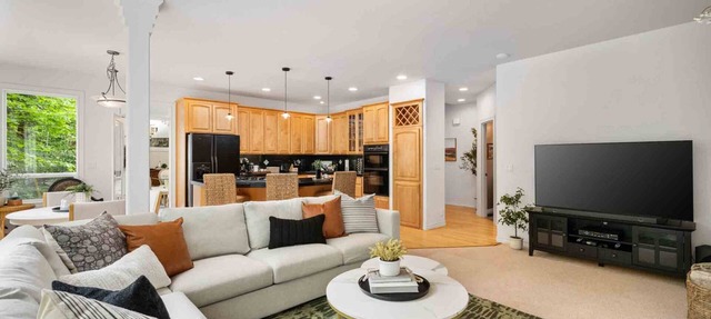 Magnificent Bull Mountain Retreat on Greenspace, Pet Friendly, Huge Deck, Game Room, in Cul-de-Sac in Tigard