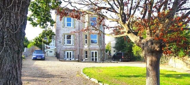 MANSION WITH SWIMMING POOL, GAMES ROOM, SEA VIEWS, SANDY BEACHES 2 MINS WALK in Ryde