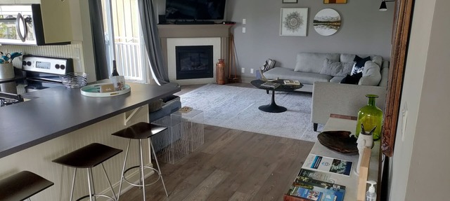 Modern 3 Bedroom, 2 Bath Condo w/pool near village in The Blue Mountains