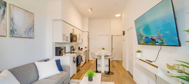 Modern and Cozy in Central KW w/Gym in Kitchener