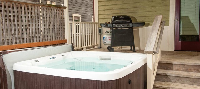 Modern Beach Home with private hot tub and fire pit, moments from the sand in Lincoln City
