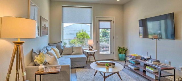 Modern Chic Condo with Balcony and Pool, Walk to Downtown in Austin