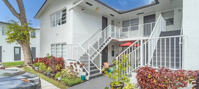 Modern Chic Getaway - Sleeps 11 - Palmwavestays in Coconut Creek