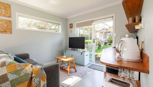 Modern Garden Cottage with Private Outdoor Area - New Lynn in Auckland