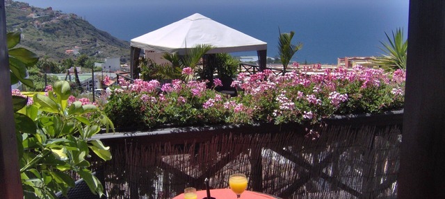 Modern holiday home with balcony with sea and mountain views - no Teide-view in Icod de los Vinos