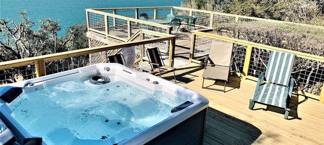 Modern Lakefront, Hot tub, Firepits, Large multi-level decks, Amazing Sunsets in Canyon Lake