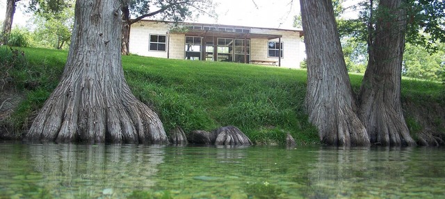 Modern Rustic Cabin on the Sabinal River. Close to Garner and Lost Maples! in Utopia