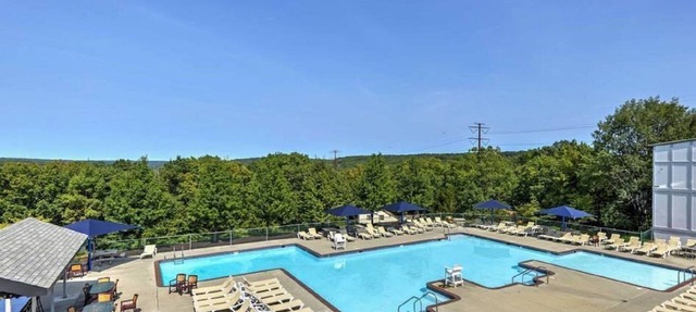 Modern Rustic Lodge! 2 min. walk to Ski Slopes, 6 TVs, Linens, WiFi, A/C,FirePit in Bushkill