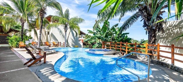Modern Split-Level 2-Bedroom Condo with Pools, Terrace & Easy Beach Access in Coco