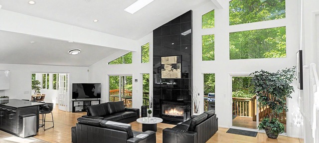 Modern Stream-front property with hot tub. in Bushkill