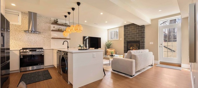 Modern Suite, Sleeps 6, Private Entry,Free Parking, 40 min to Downtown Toronto . in Pickering