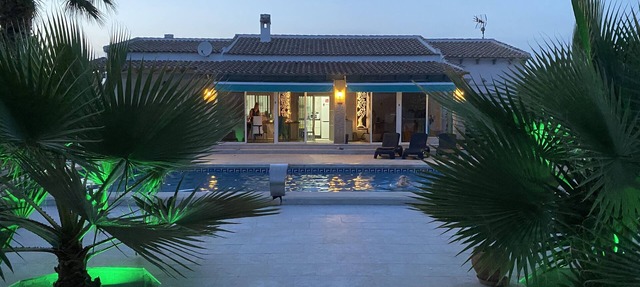 Modern villa with a large garden, a heated pool, and located near the ocean in Catral