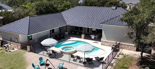 Movie Theater~Heated Pool-Hot Tub~Games~ Playground in Concan