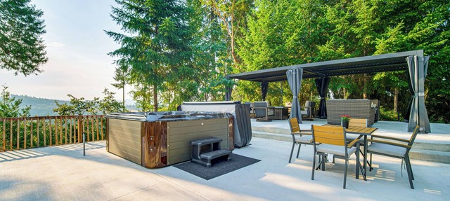 “Mtn Views & Hot Tub: Umpqua Valley Villa!” in Roseburg
