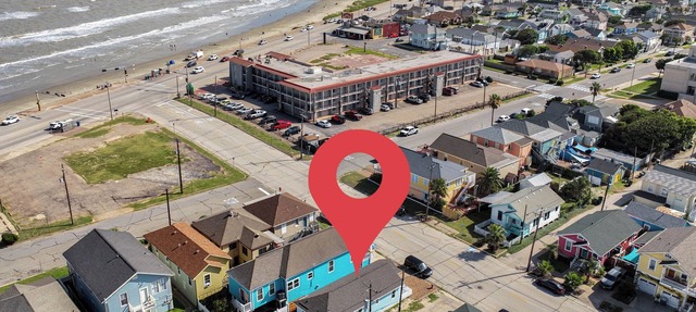 Nautical Nest - 1 block to the Beach, Newly Renovated in Galveston