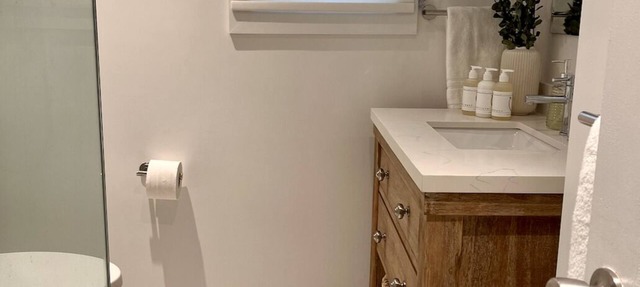 New and Cozy Cottage Steps to Georgian Bay. Pet & Family Friendly! in Meaford
