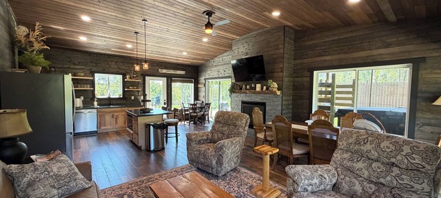 New Lake Front Cabin 2BD 2Bath-Sofa bed - hot tub-18 miles to Itasca State Park in Bagley