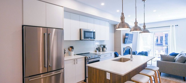 NEW Slope-side Townhouse at Panorama with hot tub and mountain views in Panorama