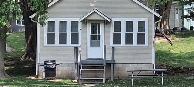 Newland's Resort: Cozy Channel Front Cottage #2 on Indian Lake with a boat dock in Lakeview