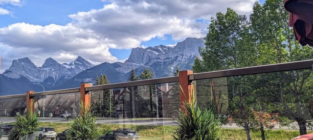 Nordic Villa - luxurious 4-BD home with 180 views in Canmore