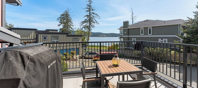 Ocean View 2 Bedroom Pet Friendly Townhome, Sooke, BC in Sooke
