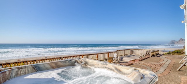 Oceanfront 5 Bed/5 Bath Roads End Victorian Beauty- SandeCastle in Lincoln City