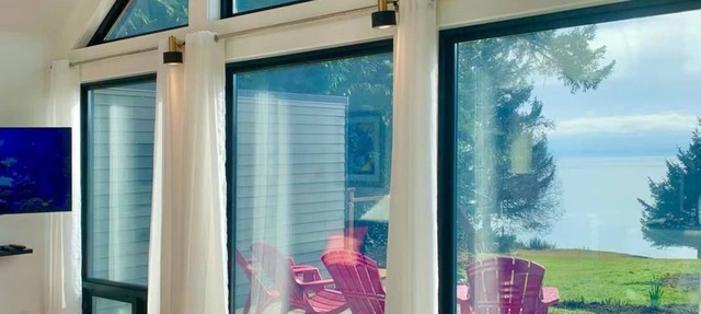 Oceanfront Cottage: Where Natural Beauty Meets Modern Comfort in Sooke