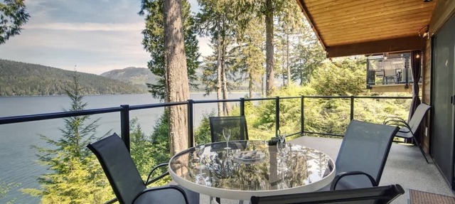 Oceanfront view 2 entertainment areas -Pet Friendly in Port Renfrew