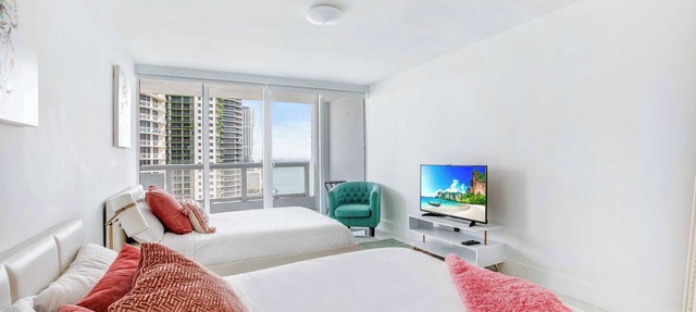 On-site Dining | 400 Mbps WiFi | StayCozy in Miami