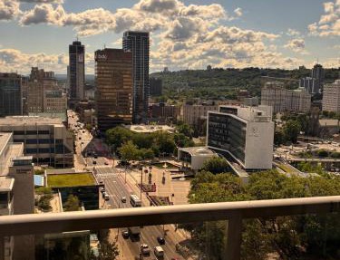 One-Bedroom Apartment with Den With Amazing Views of Hamilton in Hamilton