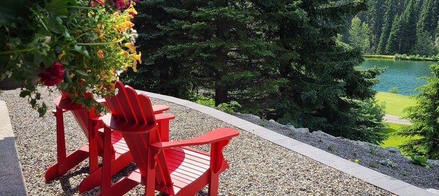 One Bedroom Suite Overlooking The Golf Course, With Beautiful Mountain Views in Sun Peaks