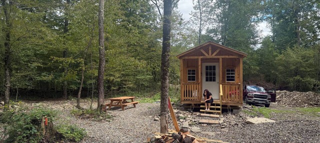 Peaceful & private 1 room cabin near stream/water in Smithville Flats